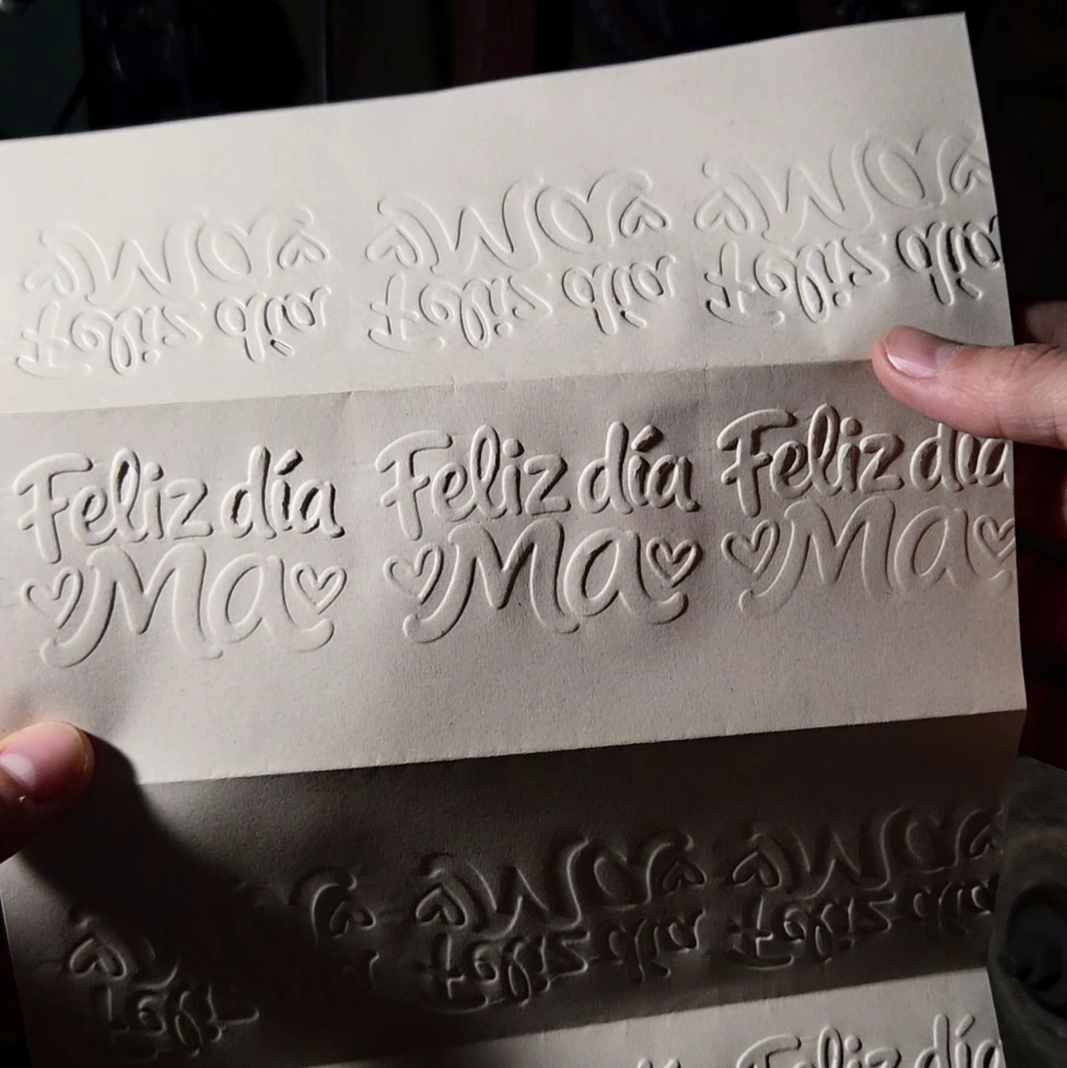 Sello Feliz Día Ma — Relieve repetido en el papel